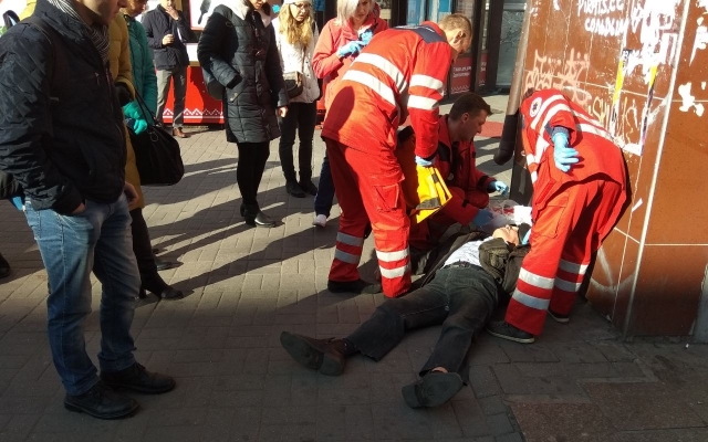 В центре Запорожья лежал мужчина без сознания (ФОТО) Фото № 0 В центре Запорожья лежал мужчина без сознания (ФОТО) Фото № 0