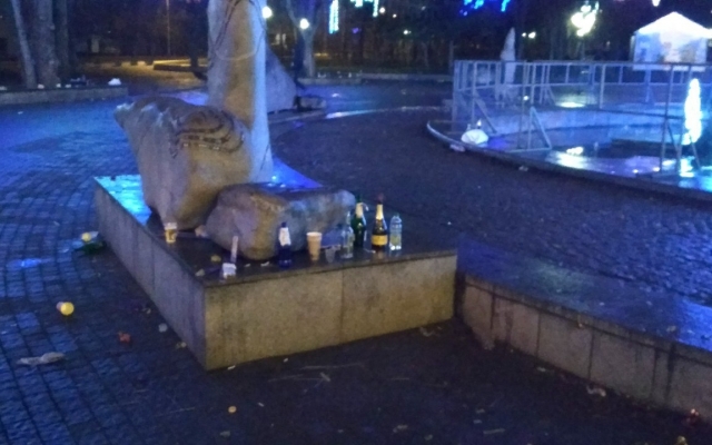 Запорожцы негодуют по поводу мусора в центре города (ФОТО) Фото № 0 Запорожцы негодуют по поводу мусора в центре города (ФОТО) Фото № 0