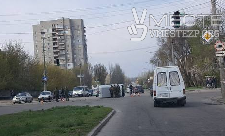 В центре Запорожья авария - перевернулись военные Фото № 0 В центре Запорожья авария - перевернулись военные Фото № 0