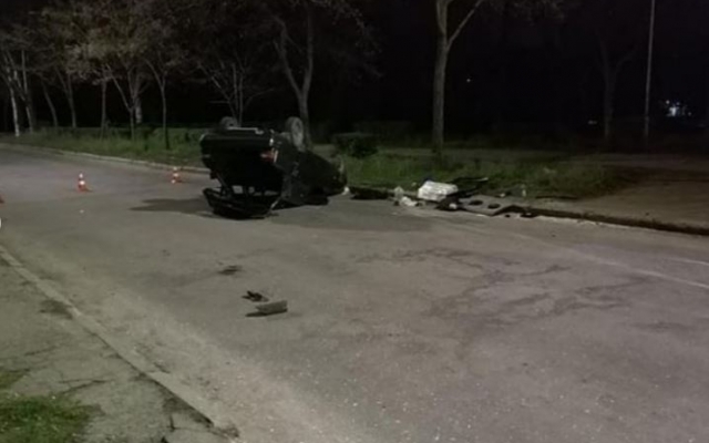 В Запорожье легковушка перевернулась на крышу, пострадала девушка (ФОТО) Фото № 3 В Запорожье легковушка перевернулась на крышу, пострадала девушка (ФОТО) Фото № 3