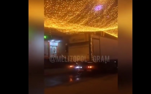 На площади Победы фура повредила новогоднюю иллюминацию (ВИДЕО) Фото № 0 На площади Победы фура повредила новогоднюю иллюминацию (ВИДЕО) Фото № 0