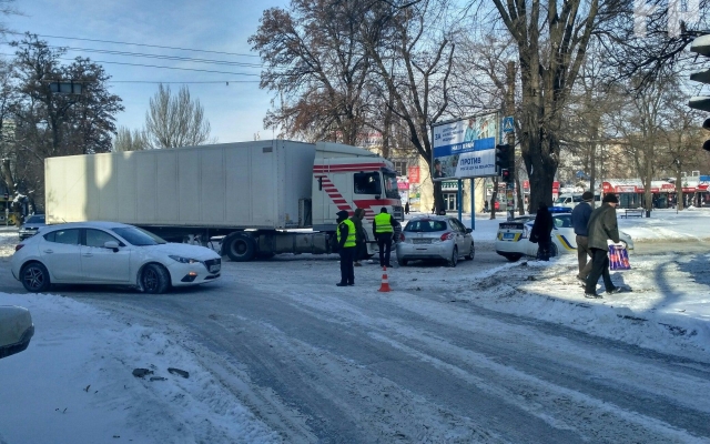 В центре Запорожья образовалась пробка Фото № 3 В центре Запорожья образовалась пробка Фото № 3