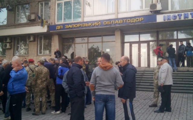 В Запорожье ветераны войны собрались возле управления Геокадастра (ВИДЕО) Фото № 0 В Запорожье ветераны войны собрались возле управления Геокадастра (ВИДЕО) Фото № 0
