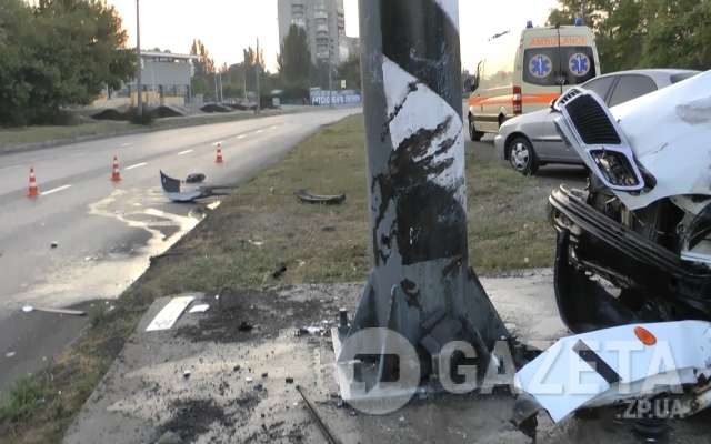 Эксклюзивные фотографии ДТП на Набережной. Машина превратилась в груду металлолома Фото № 9 Эксклюзивные фотографии ДТП на Набережной. Машина превратилась в груду металлолома Фото № 9