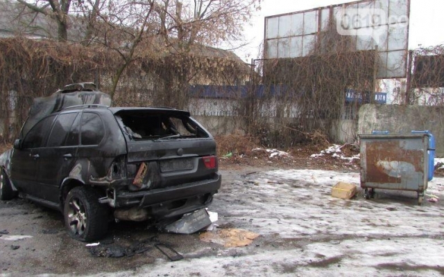 В сети появились фото сгоревшей дотла престижной иномарки Фото № 1 В сети появились фото сгоревшей дотла престижной иномарки Фото № 1