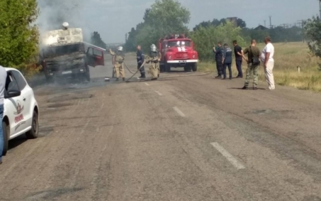 Появилось видео, как на дороге загорелся Появилось видео, как на дороге загорелся