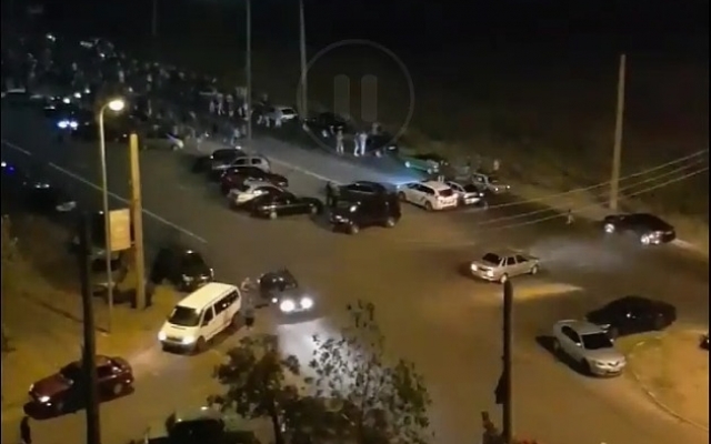 Сто автомобилистов устроили нелегальные гонки на улицах города (ФОТО) Фото № 1 Сто автомобилистов устроили нелегальные гонки на улицах города (ФОТО) Фото № 1