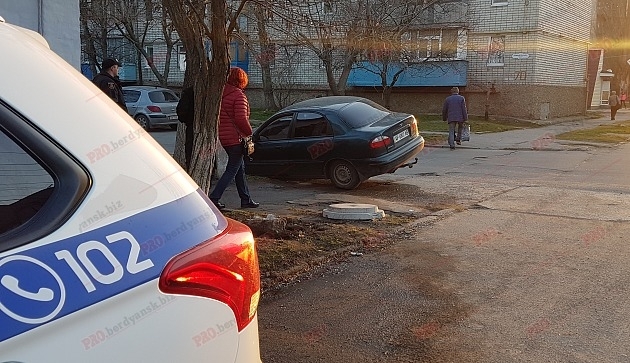 Фотофакт: Автомобиль провалился в огромную ливневку Фото № 1 Фотофакт: Автомобиль провалился в огромную ливневку Фото № 1