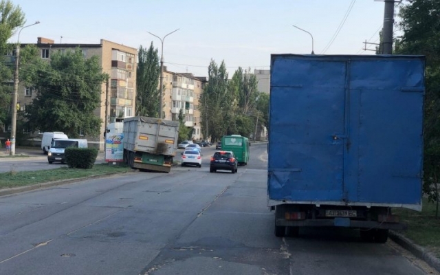 ДТП на популярном курорте: Зерновоз влетел в газон (ФОТО) Фото № 2 ДТП на популярном курорте: Зерновоз влетел в газон (ФОТО) Фото № 2
