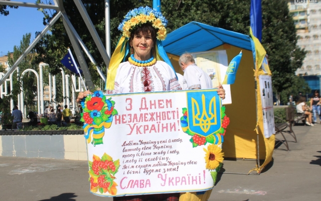 В сети опубликовали яркие фотоснимки известных запорожцев в вышиванках Фото № 11 В сети опубликовали яркие фотоснимки известных запорожцев в вышиванках Фото № 11