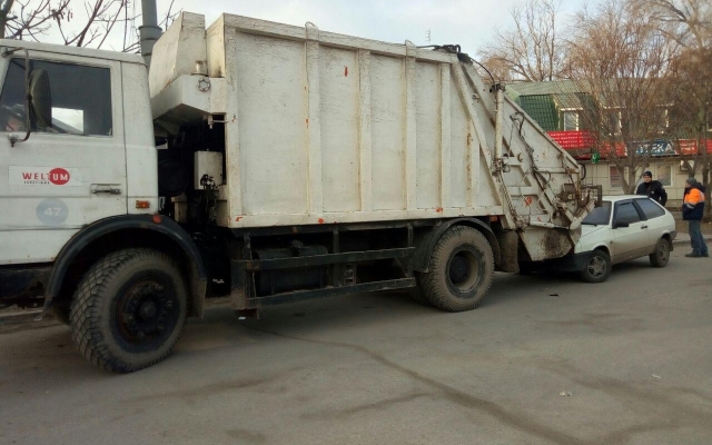ДТП в Запорожье: Мусоровоз ДТП в Запорожье: Мусоровоз