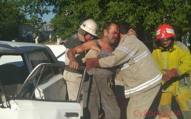 В Запорожской области водитель легковушки протаранил газовую трубу, есть пострадавшие (ФОТО) Фото № 0 В Запорожской области водитель легковушки протаранил газовую трубу, есть пострадавшие (ФОТО) Фото № 0