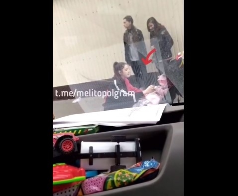 В Запорожской области на видео попала агрессивная девушка, которая пыталась успокоить ребенка Фото № 0 В Запорожской области на видео попала агрессивная девушка, которая пыталась успокоить ребенка Фото № 0