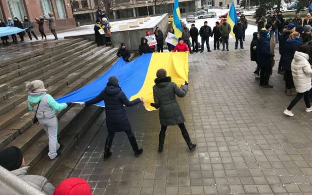 Запорожцы митингуют под ОГА (ФОТО) Фото № 0 Запорожцы митингуют под ОГА (ФОТО) Фото № 0