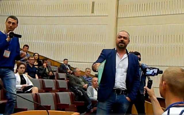 Появилось видео, как активист скандалил в облсовете Фото № 0 Появилось видео, как активист скандалил в облсовете Фото № 0
