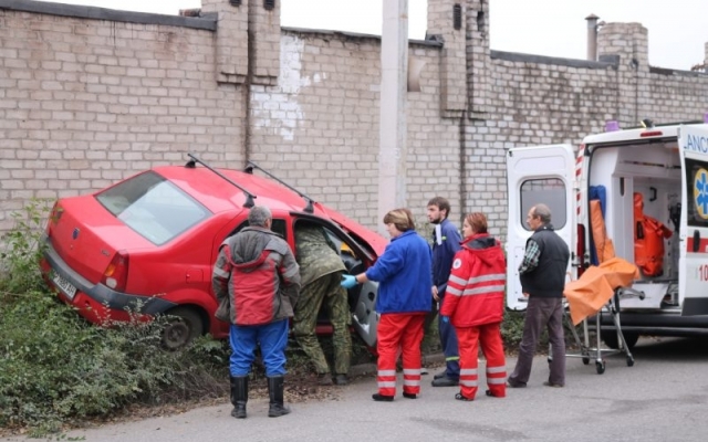 В Запорожье мужчина из-за недомогания въехал в столб (ФОТО) Фото № 1 В Запорожье мужчина из-за недомогания въехал в столб (ФОТО) Фото № 1
