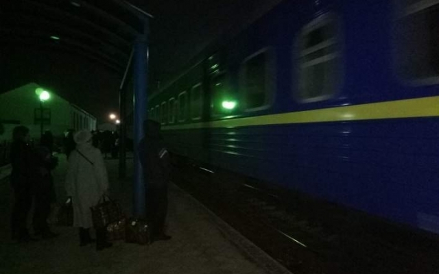 В Мелитополе пассажиры на ходу запрыгивают в поезд Фото № 0 В Мелитополе пассажиры на ходу запрыгивают в поезд Фото № 0