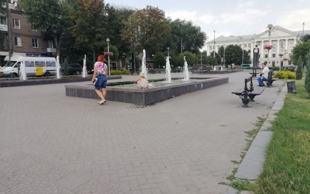 В Запорожье от жары спасаются в городских фонтанах (ФОТО, ВИДЕО) Фото № 6 В Запорожье от жары спасаются в городских фонтанах (ФОТО, ВИДЕО) Фото № 6
