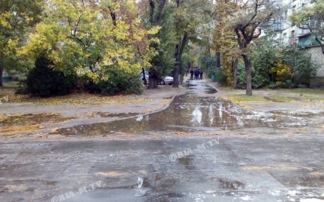 По улицам города текла рекой неизвестная жидкость (ФОТО) Фото № 1 По улицам города текла рекой неизвестная жидкость (ФОТО) Фото № 1