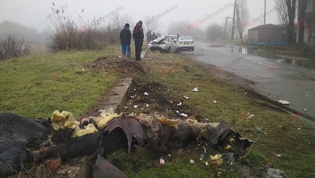 В Запорожской области легковушка на большой скорости влетела в теплотрассу Фото № 0 В Запорожской области легковушка на большой скорости влетела в теплотрассу Фото № 0