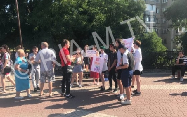 Под Запорожьем произошел конфликт между приверженцами традиционной ориентации и ЛГБТ (ФОТО, ВИДЕО) Фото № 4 Под Запорожьем произошел конфликт между приверженцами традиционной ориентации и ЛГБТ (ФОТО, ВИДЕО) Фото № 4