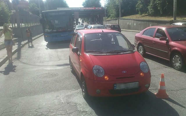 Возле автовокзала троллейбус протаранил легковое авто (ФОТО) Фото № 0 Возле автовокзала троллейбус протаранил легковое авто (ФОТО) Фото № 0