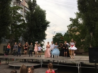 В Мелитополе посреди лета отмечали Новый год (ФОТО) Фото № 3 В Мелитополе посреди лета отмечали Новый год (ФОТО) Фото № 3