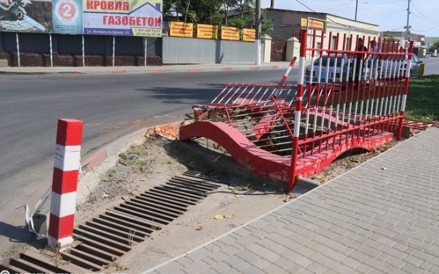 Под Запорожьем автомобиль на полном ходу Под Запорожьем автомобиль на полном ходу