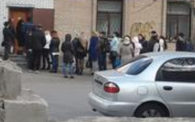 В Запорожской области подкуп избирателей: Под дверью офиса БПП В Запорожской области подкуп избирателей: Под дверью офиса БПП