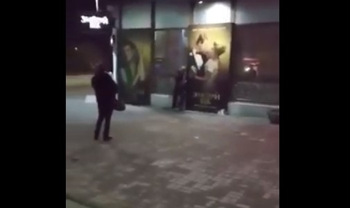 В центре Запорожья мужчина поверг в шок горожан (ВИДЕО) Фото № 0 В центре Запорожья мужчина поверг в шок горожан (ВИДЕО) Фото № 0
