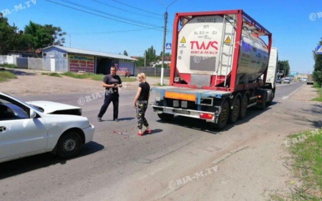 В Запорожской области женщина за рулем авто протаранила бензовоз (ФОТО) Фото № 1 В Запорожской области женщина за рулем авто протаранила бензовоз (ФОТО) Фото № 1