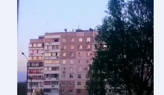В Запорожье дети баловались на крыше высотки (ФОТО) Фото № 2 В Запорожье дети баловались на крыше высотки (ФОТО) Фото № 2
