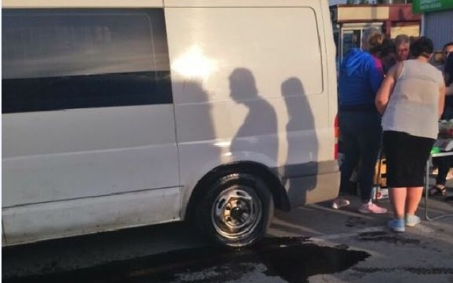 В Запорожье фермеру облили машину соляркой, которая попала на беременную женщину: Горючее пытались поджечь (ФОТО) Фото № 2 В Запорожье фермеру облили машину соляркой, которая попала на беременную женщину: Горючее пытались поджечь (ФОТО) Фото № 2