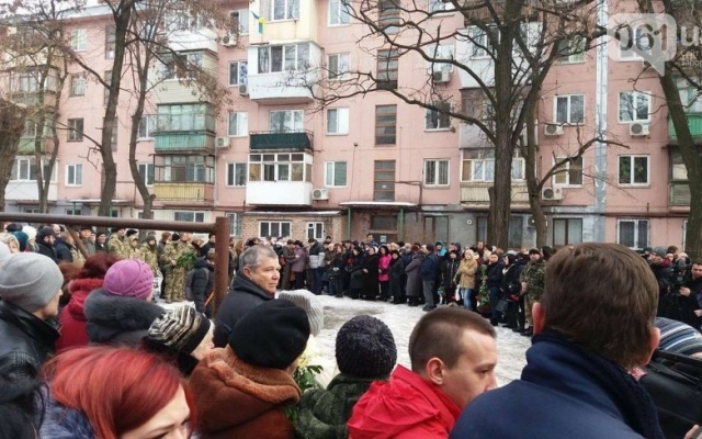 Сегодня несколько сотен запорожцев прощались с Сегодня несколько сотен запорожцев прощались с