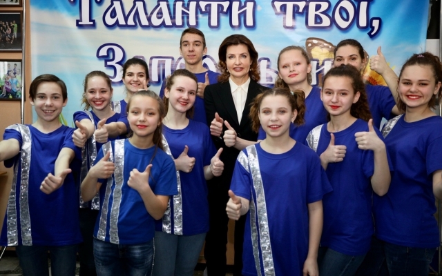Посадила дерево: Марина Порошенко посетила Запорожскую область (ФОТОРЕПОРТАЖ) Фото № 5 Посадила дерево: Марина Порошенко посетила Запорожскую область (ФОТОРЕПОРТАЖ) Фото № 5