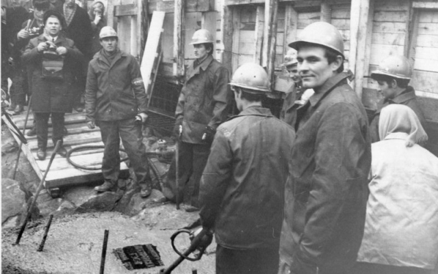 Как митинговали работники ДнепроГЭС: Фото советских времен Фото № 6 Как митинговали работники ДнепроГЭС: Фото советских времен Фото № 6