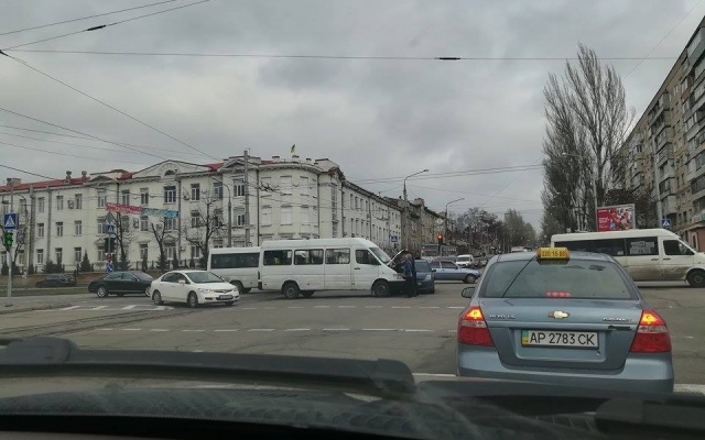 В Запорожье разбили очередную маршрутку (ФОТО) Фото № 0 В Запорожье разбили очередную маршрутку (ФОТО) Фото № 0