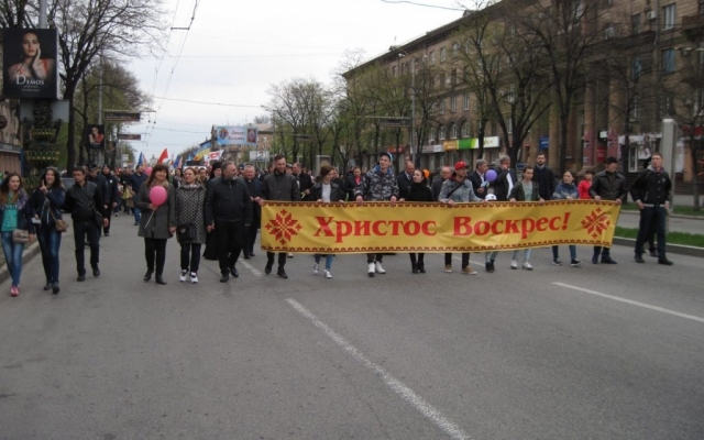 В центре Запорожья прошло массовое шествие христиан Фото № 1 В центре Запорожья прошло массовое шествие христиан Фото № 1