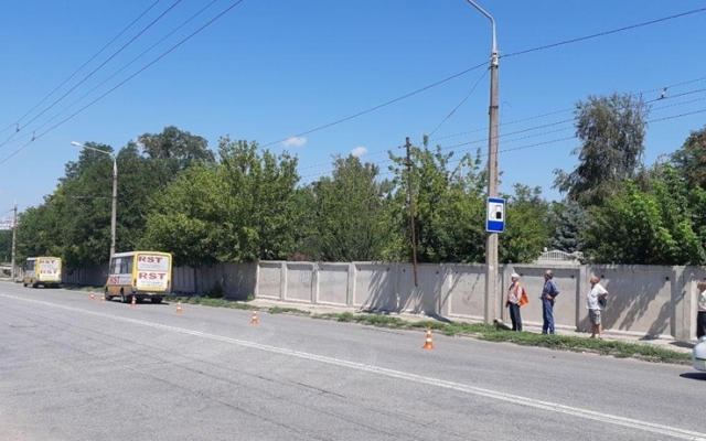 В Запорожье столб электроопоры упал на маршрутку (ФОТО) Фото № 2 В Запорожье столб электроопоры упал на маршрутку (ФОТО) Фото № 2