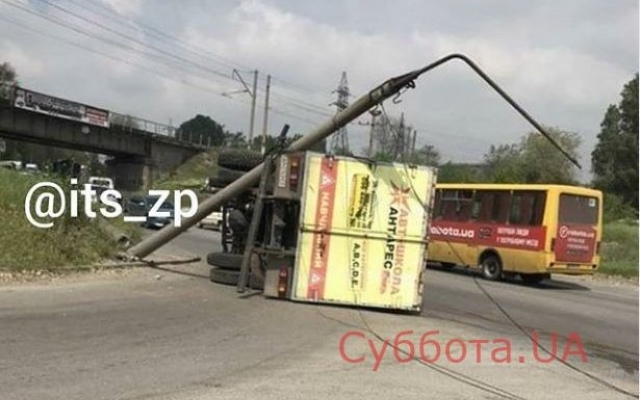 Авария в Запорожье: Фонарный столб упал на движущийся автомобиль (ФОТО) Фото № 0 Авария в Запорожье: Фонарный столб упал на движущийся автомобиль (ФОТО) Фото № 0