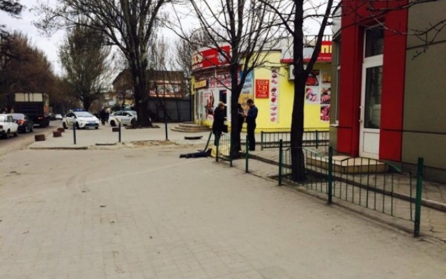 Смотрите: в Запорожье посреди улицы лежал труп Фото № 0 Смотрите: в Запорожье посреди улицы лежал труп Фото № 0