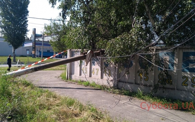 В Запорожье бетонный столб рухнул на тротуар (ФОТО) Фото № 2 В Запорожье бетонный столб рухнул на тротуар (ФОТО) Фото № 2