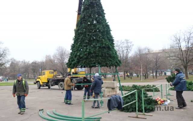 В Запорожье появилась ещё одна новогодняя ёлка (ФОТО) Фото № 0 В Запорожье появилась ещё одна новогодняя ёлка (ФОТО) Фото № 0
