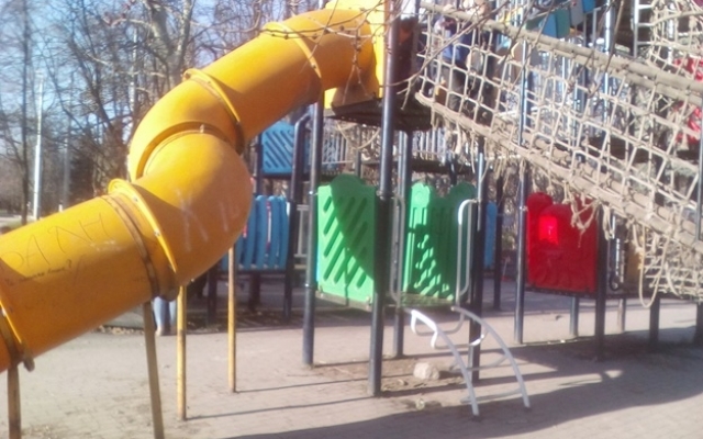 В сети показали снимки раскуроченной площадки в парке В сети показали снимки раскуроченной площадки в парке