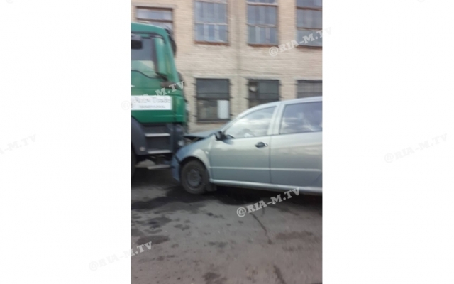 Под Запорожьем легковой автомобиль протаранил большегруз (ФОТО) Фото № 2 Под Запорожьем легковой автомобиль протаранил большегруз (ФОТО) Фото № 2