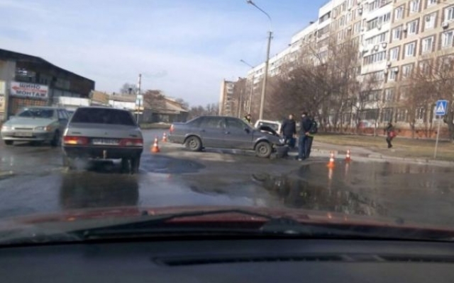 Сегодня в центре Запорожья столкнулись Тойота и Жигули Фото № 0 Сегодня в центре Запорожья столкнулись Тойота и Жигули Фото № 0