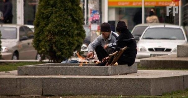 В центре Запорожья в «Вечном огне» загорелся мужчина Фото № 0 В центре Запорожья в «Вечном огне» загорелся мужчина Фото № 0