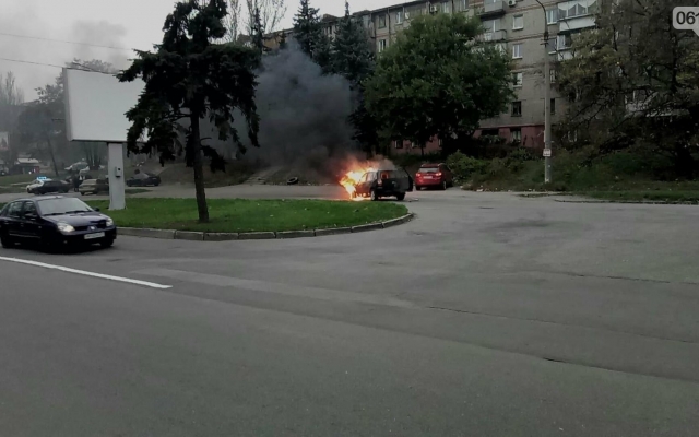 В Запорожье посреди дороги вспыхнул китайский автомобиль (ФОТО) Фото № 1 В Запорожье посреди дороги вспыхнул китайский автомобиль (ФОТО) Фото № 1