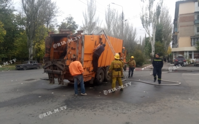 Под Запорожьем на ходу загорелся мусоровоз (ФОТО) Фото № 2 Под Запорожьем на ходу загорелся мусоровоз (ФОТО) Фото № 2