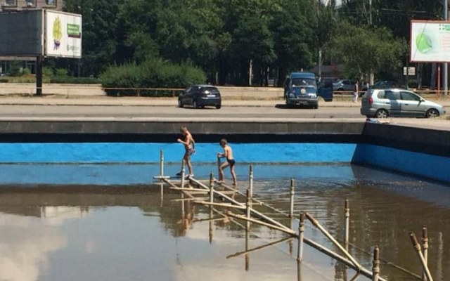 В Запорожье от жары спасаются в городских фонтанах (ФОТО, ВИДЕО) Фото № 0 В Запорожье от жары спасаются в городских фонтанах (ФОТО, ВИДЕО) Фото № 0